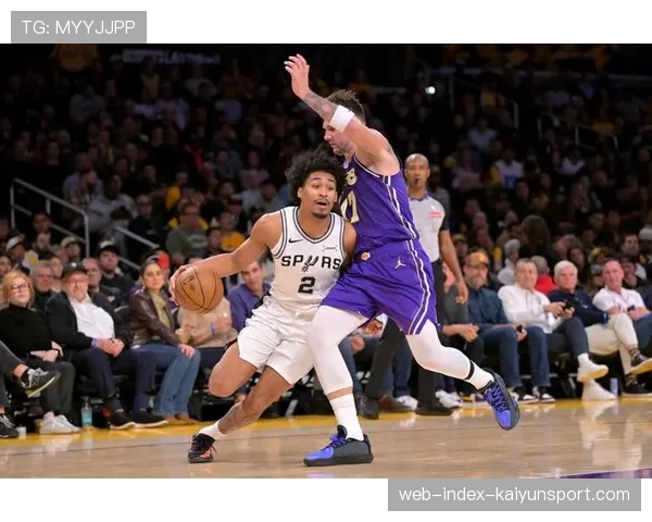 战术复盘:湖人凭借第四节的联防变阵,成功限制国王队福克斯的突破 战术复盘:湖人凭借第四节的联防变阵,成功限制国王队福克斯的突破